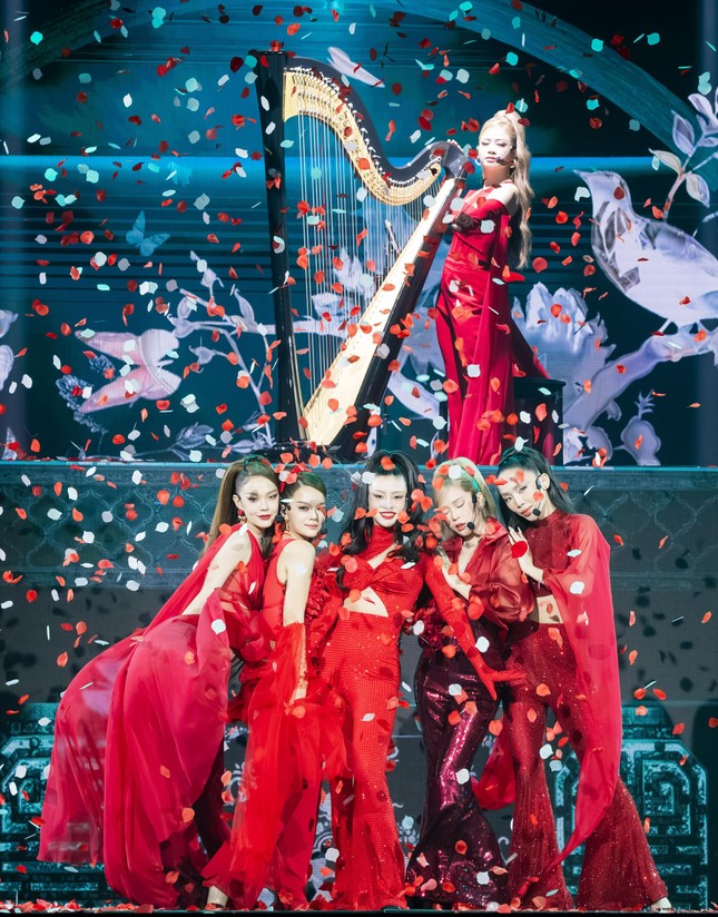 Dương Hoàng Yến chơi đàn harp trong khi Bùi Lan Hương sáng tác theo thang âm ngũ cung trong bài Từ Chối Nhẹ Nhàng Thôi