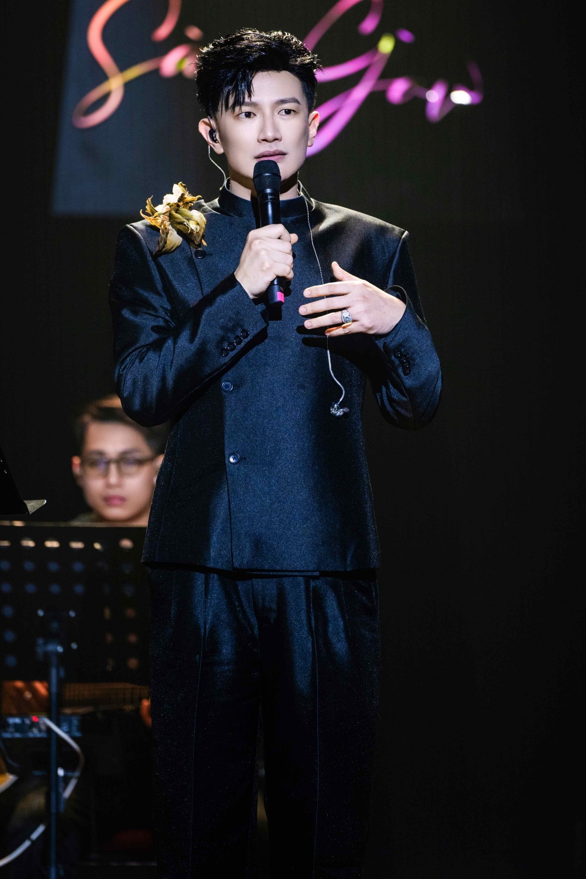 Tiến Hát là livehsow ca nhạc đầu tiên của Dược sĩ Tiến sau nhiều năm ấp ủ trở thành ca sĩ