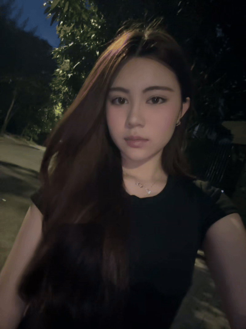 Hạt Dẻ gây ấn tượng với diện mạo cực slay dù diện trang phục casual, tối giản. Mỹ nữ sinh năm 2008 khoe trọn đường nét gương mặt sắc sảo, cuốn hút với layout makeup cực Tây với tông hồng nude nhẹ nhàng cùng điểm nhấn vào đôi môi căng bóng. Kiểu tóc xoăn nhẹ nhàng càng giúp tô điểm cho visual của cô thêm phần nổi bật, ấn tượng. 