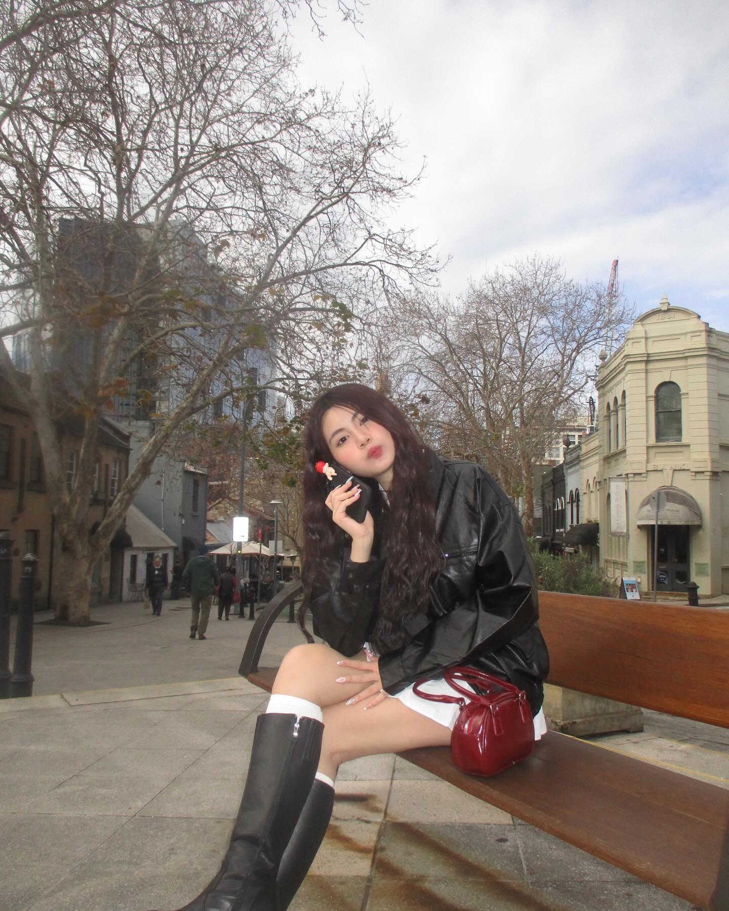 Hạt Dẻ cũng ghi điểm với phong cách thời trang pha chút quyến rũ, sang chảnh nhưng vẫn trẻ trung, thời thượng, tôn lên được lợi thế hình thể cùng đôi chân thon dài. Cô nàng thường ưa chuộng những item casual như baby tee, áo quây, quần short, chân váy... để tạo nên những bộ cánh bắt mắt, ấn tượng.