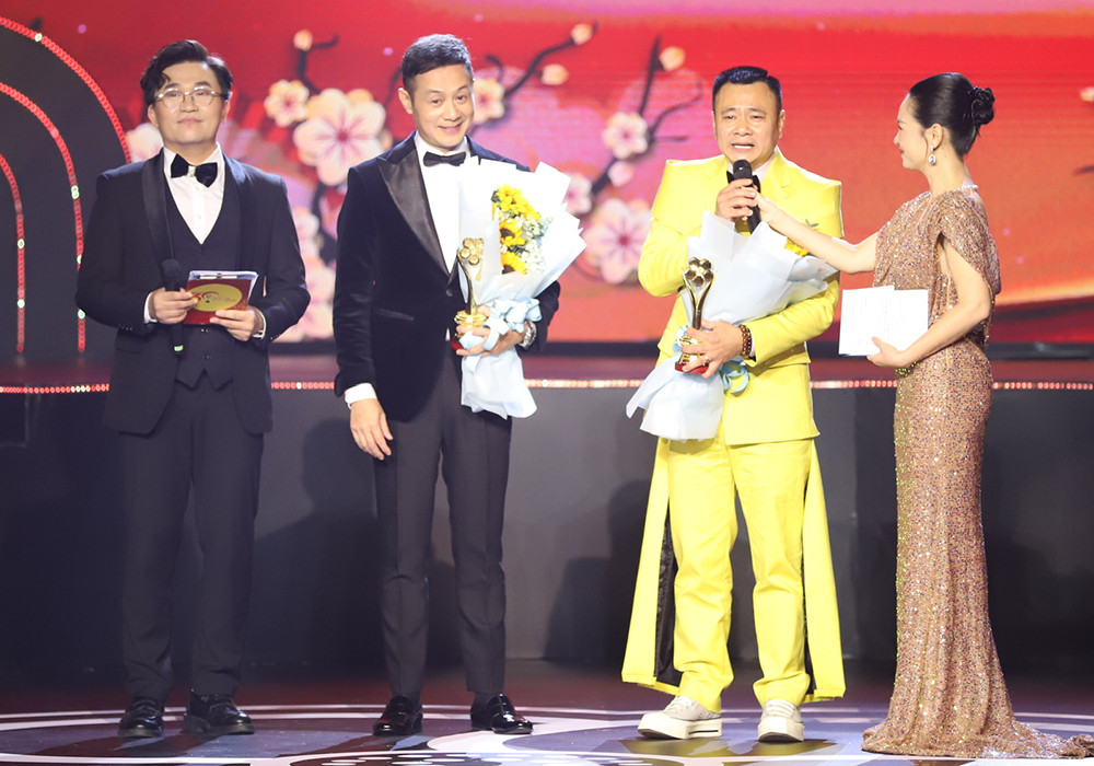 Tại lễ trao giải Mai Vàng lần thứ 30 - 2024, NSND Tự Long bất ngờ được xướng tên với hạng mục 