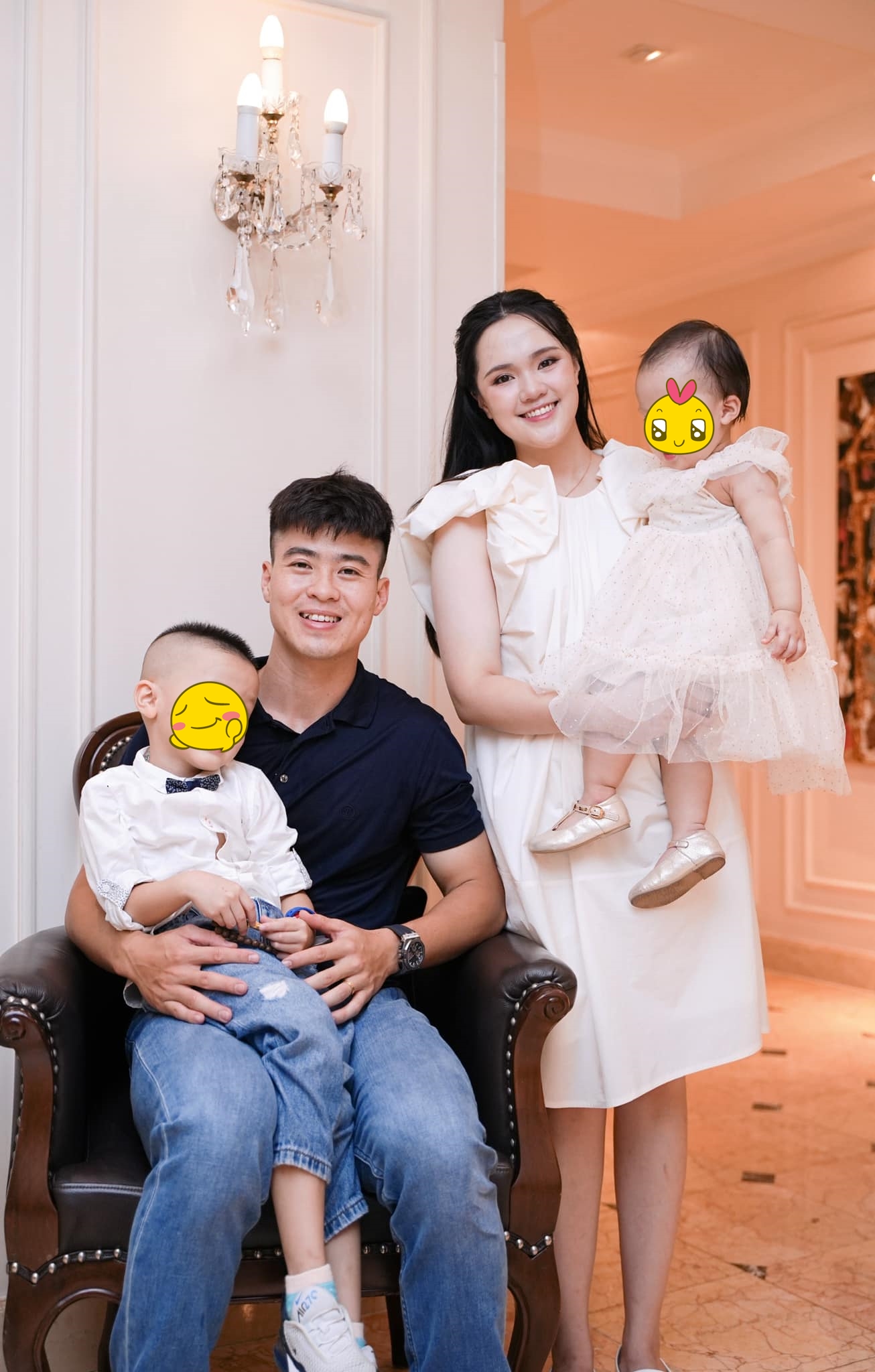 Duy Mạnh nhận về lời khen bởi cách anh bảo vệ vợ mình