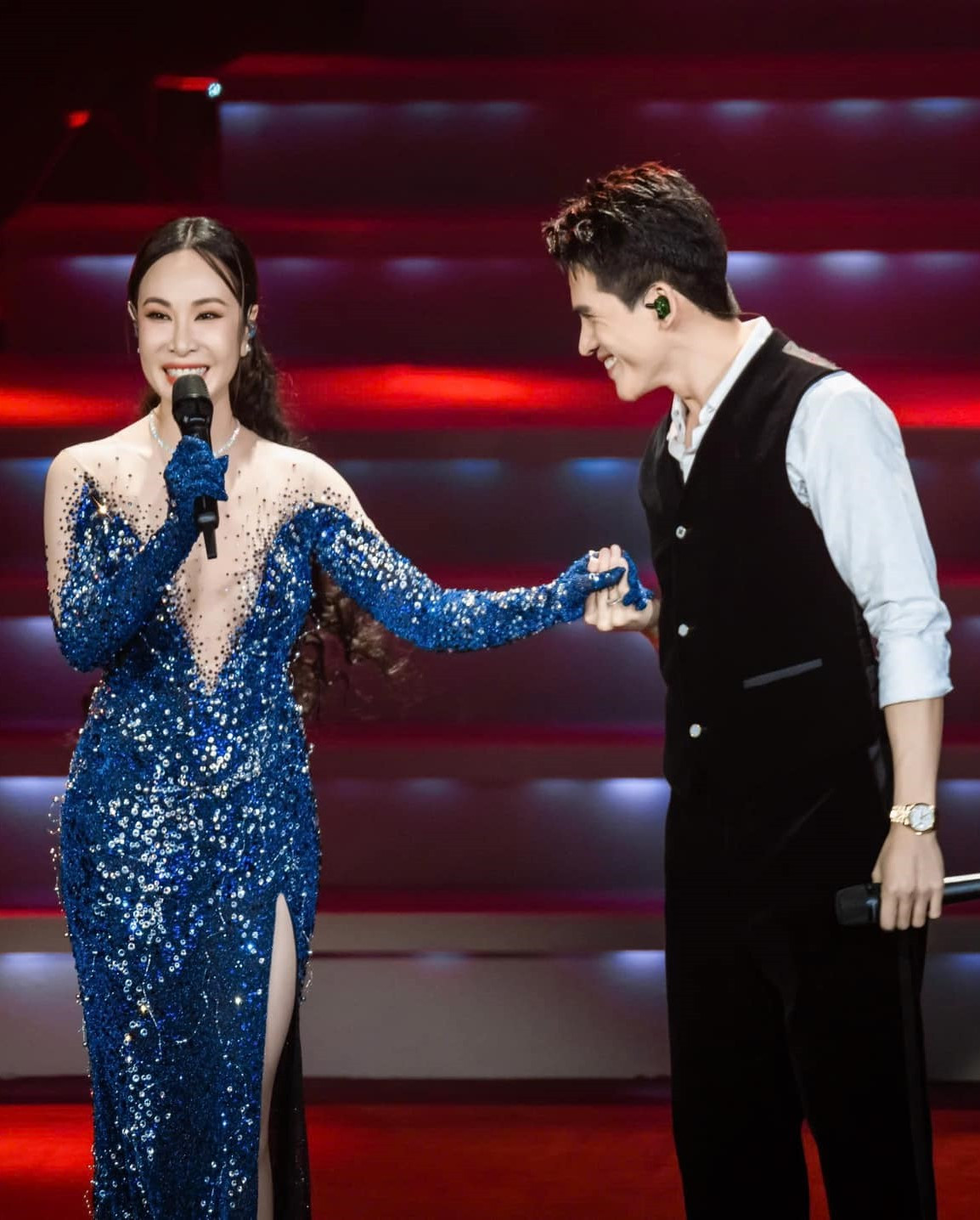 Uyên Linh và Quốc Thiên trên sân khấu. Ảnh: Mây Lang Thang