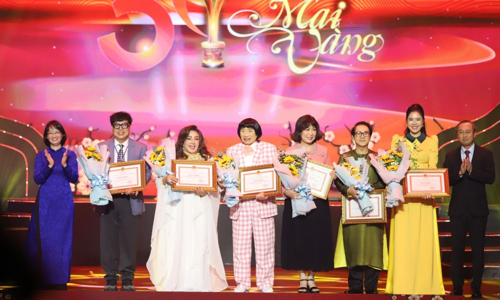 NSND Kim Cương, NSND Lệ Thủy, NSND Minh Vương, NSND Hồng Vân, NSƯT Thành Lộc, MC Quỳnh Hoa, nhà báo Thanh Hiệp - Tổng đạo diễn chương trình 