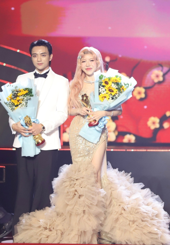 Soobin Hoàng Sơn và Trang Pháp lần lượt nhận giải thưởng 