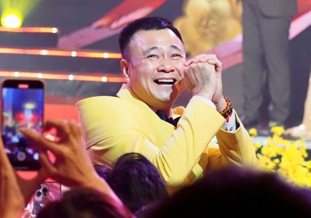 Trên sân khấu, Tự Long kể đây là lần đầu tiên anh tham gia giải thưởng. “Chúng tôi xuất hiện ở đây trong giờ phút này, cảm nhận được một điều thiêng liêng, đó là tình cảm thân thương của khán giả yêu quý thông qua chương trình đã bình chọn cho từng nghệ sĩ”, anh xúc động chia sẻ.