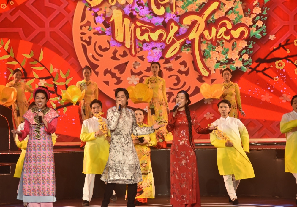 Các nghệ sĩ Lê Khánh, Hoài Linh, Lâm Vỹ Dạ... rộn ràng với liên khúc 