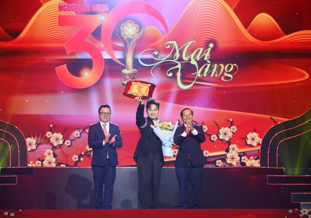 Từ Hà Nội, divo Tùng Dương có mặt ở Nhà hát Lớn TPHCM nhận giải thưởng 