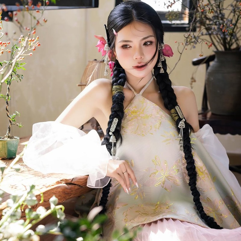 Nữ MC game lựa chọn cho mình thiết kế yếm khoe trọn bờ vai trần, vừa truyền thống nhưng cũng vô cùng hiện đại.