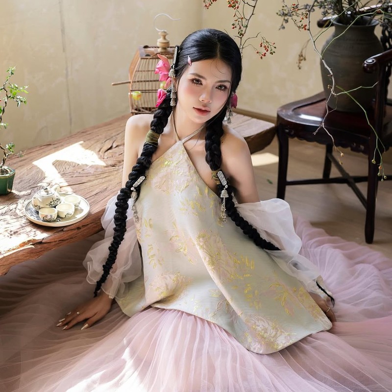 Với lối trang điểm tone hồng nhẹ nhàng, Mai Dora khoe vẻ đẹp trong trẻo, thanh thoát.