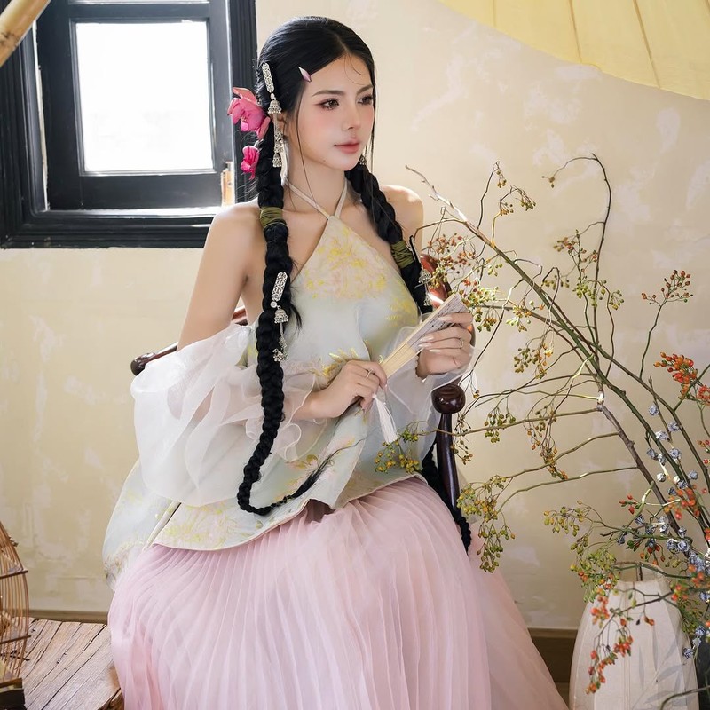 Nàng MC sở hữu đôi mắt có hồn với ánh nhìn vô cùng sắc sảo.