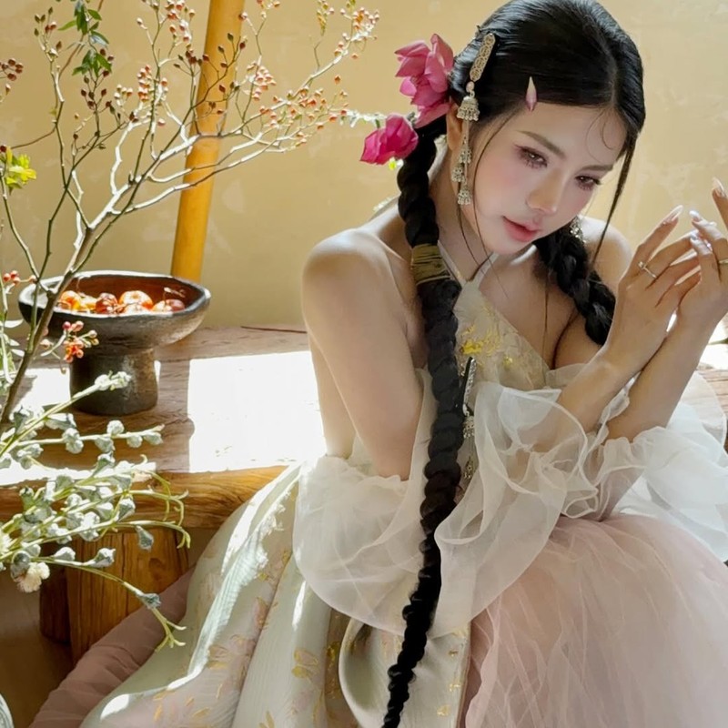 Cô nàng sở hữu thân hình mảnh mai nhưng có 3 vòng đầy đặn, quyến rũ.