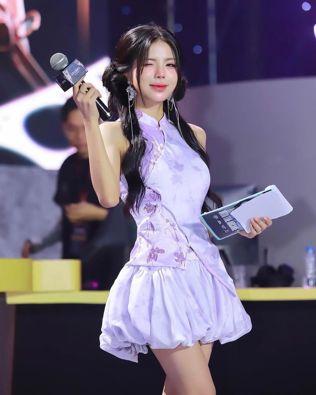 Mai Dora tên thật là Trương Vũ Quỳnh Mai, sinh năm 1995.