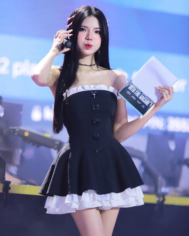 Trước khi nổi tiếng với vai trò là MC game, cô là hot girl khá nổi tiếng trên mạng xã hội đồng thời cũng là diễn viên trẻ tài năng, thường xuyên vào những vai nữ sinh học đường.