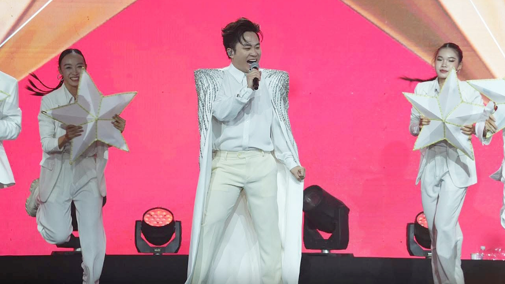 Divo Tùng Dương hòa giọng cùng các 'anh trai'.