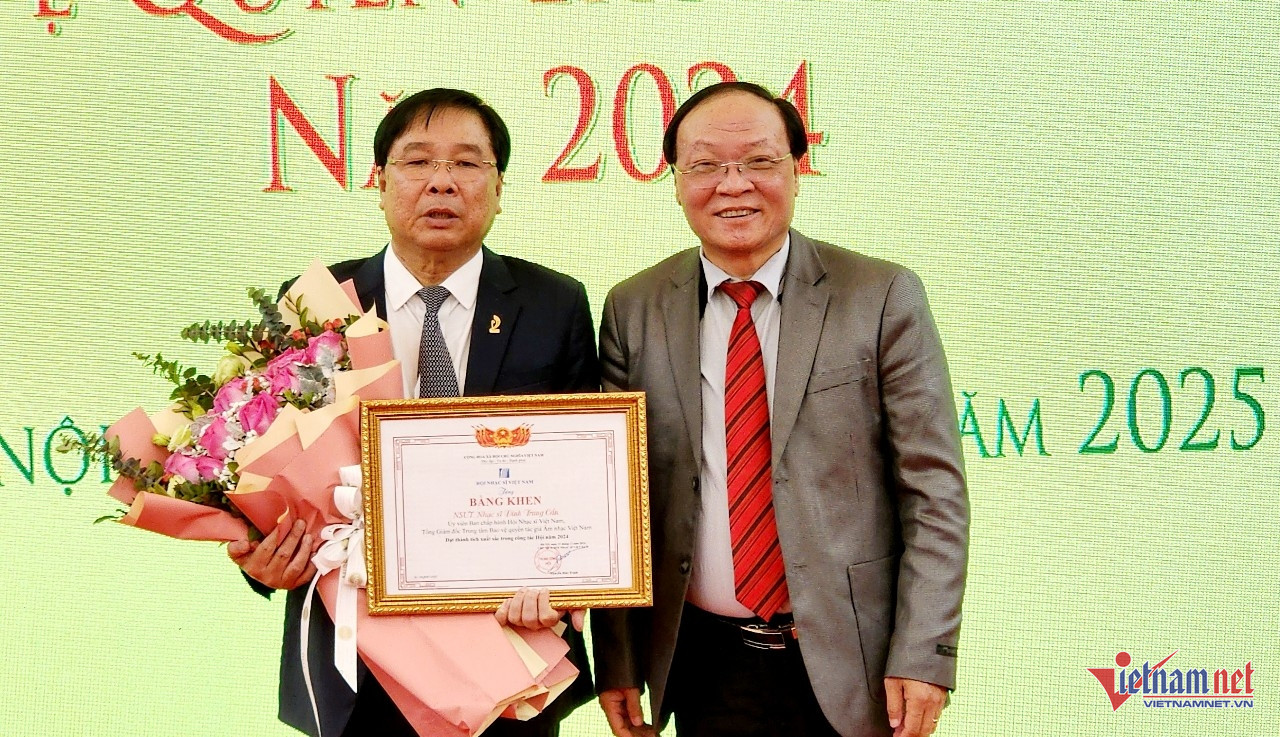 NSND Phạm Ngọc Khôi trao Bằng khen cho nhạc sĩ Đinh Trung Cẩn vì có thành tích xuất sắc trong công tác của Hội Nhạc sĩ Việt Nam năm 2024. Ảnh: T.Lê