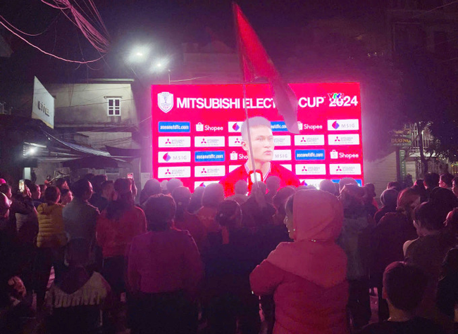 Hàng trăm người dân từng đứng trước nhà Tuấn Hải để cổ vũ cho anh và đội tuyển Việt Nam.