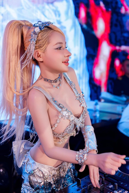 Ngân 98, cái tên không còn xa lạ với nhiều người, luôn biết cách thu hút sự chú ý với những màn trình diễn đầy sôi động và đặc biệt là những bộ trang phục 