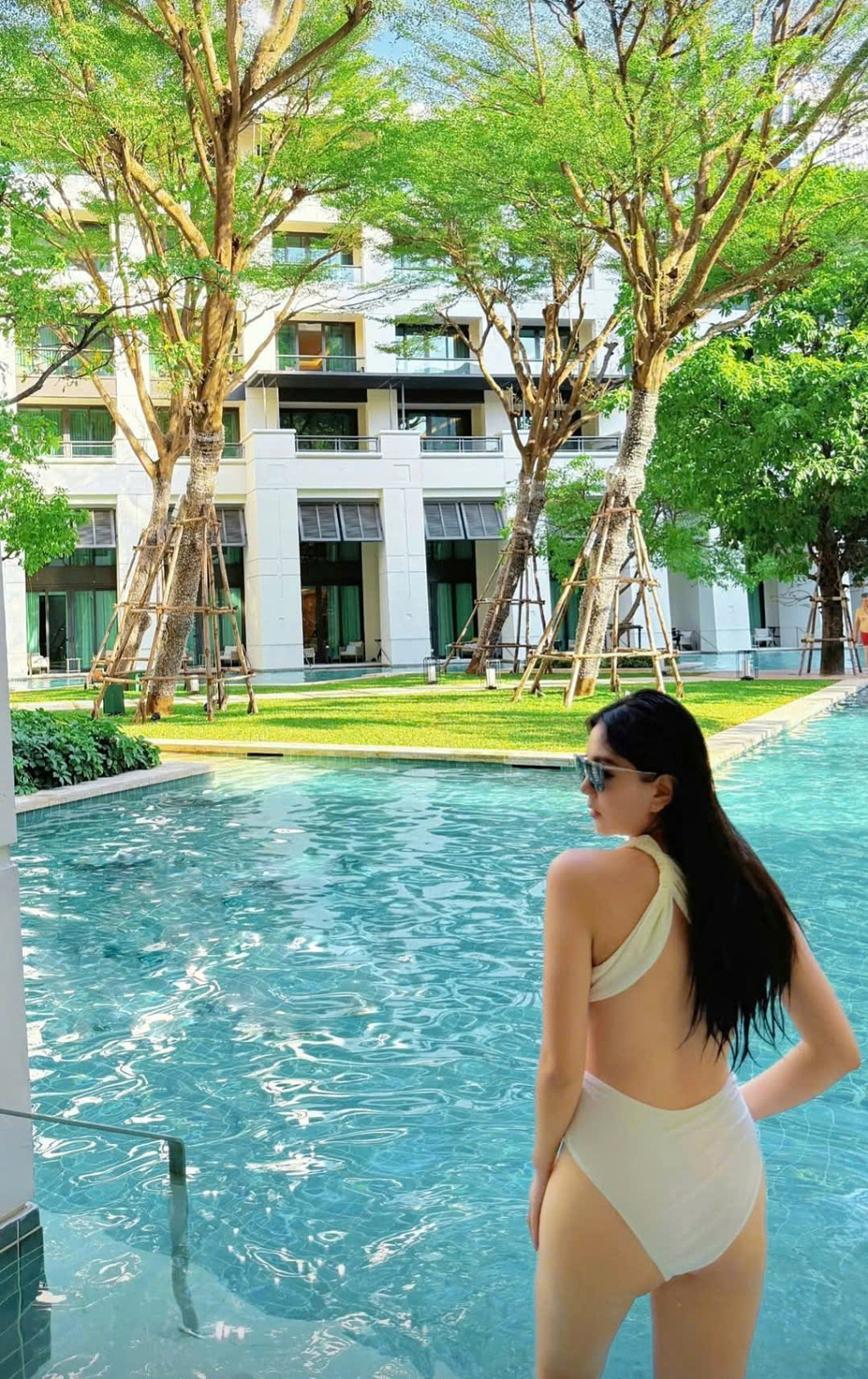 Mai Ngọc gây chú ý khi mặc bikini giữa thông tin bầu bí