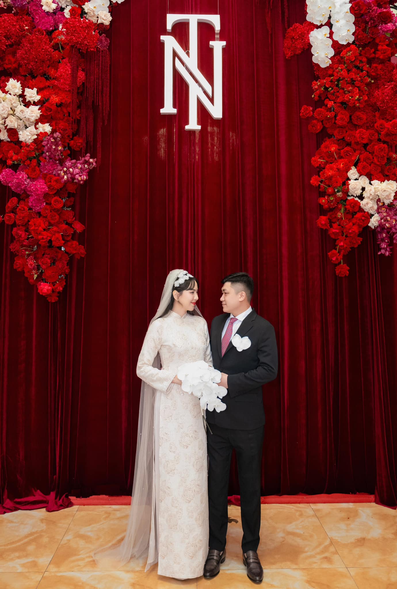 Chồng thứ 2 của Mai Ngọc là thiếu gia của một gia đình giàu có, kinh doanh trong lĩnh vực nhà hàng, tiệc cưới có tiếng ở Bắc Giang