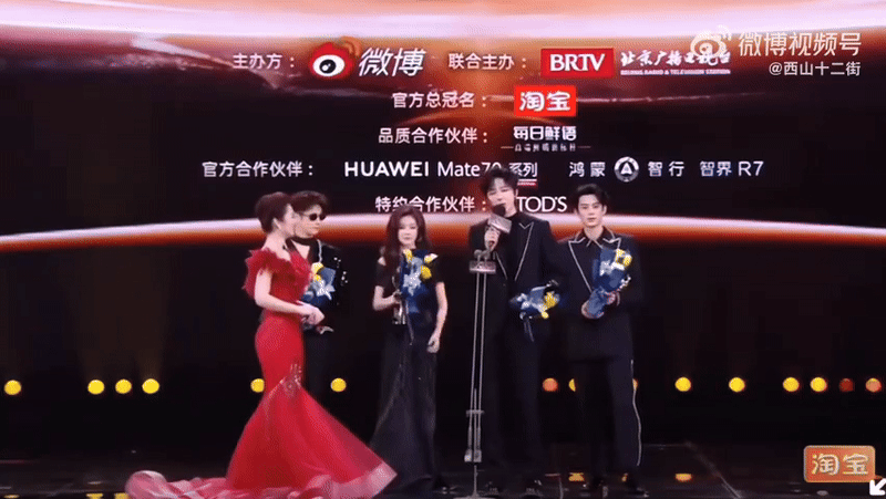 Bạch Lộc rơi vào cảnh xấu hổ, ngượng ngùng sau khi bất ngờ bị đồng nghiệp réo tên. Vương Hạc Đệ cũng 