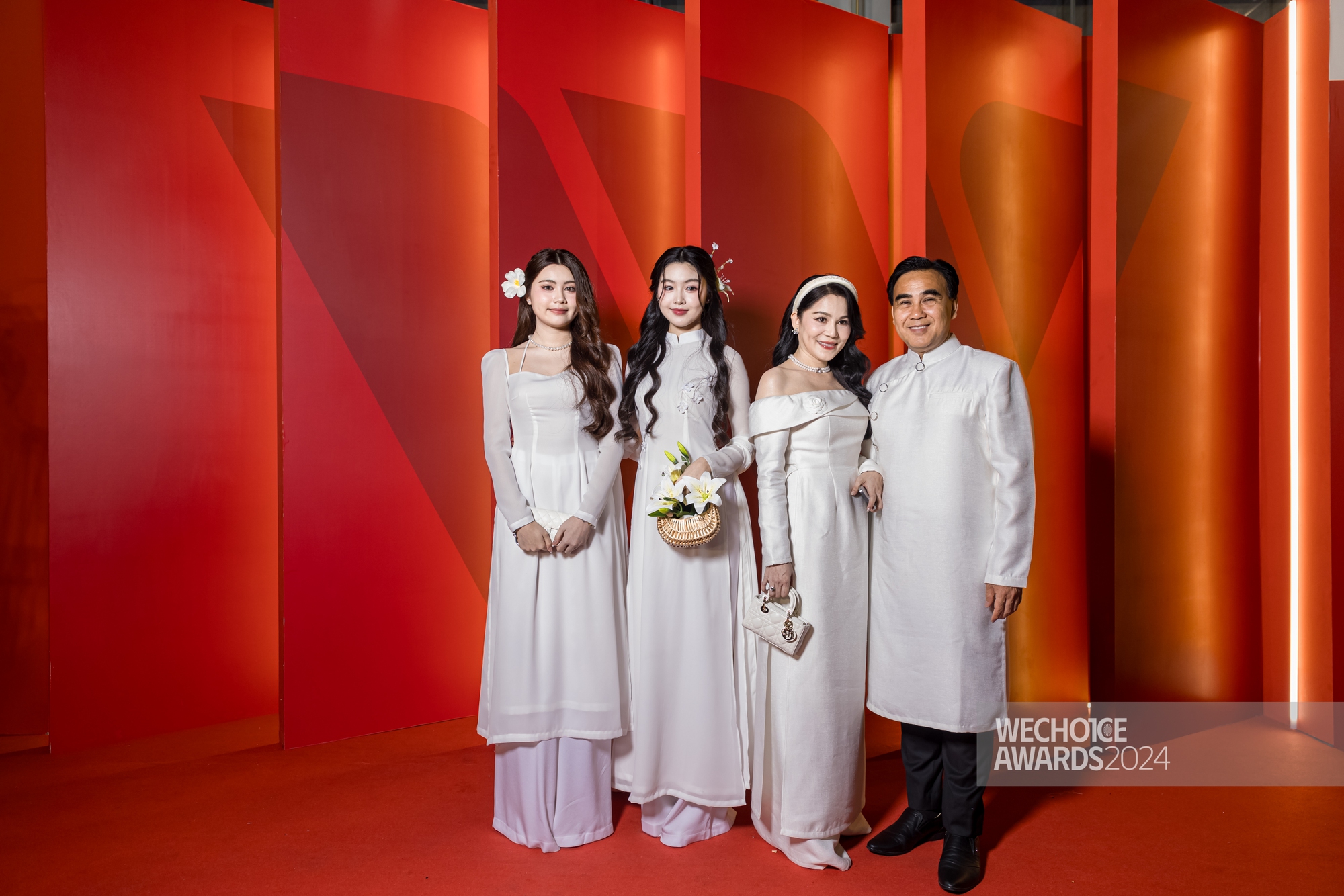 Gia đình nghệ sĩ Quyền Linh tại thảm đỏ WeChoice Awards 2024.