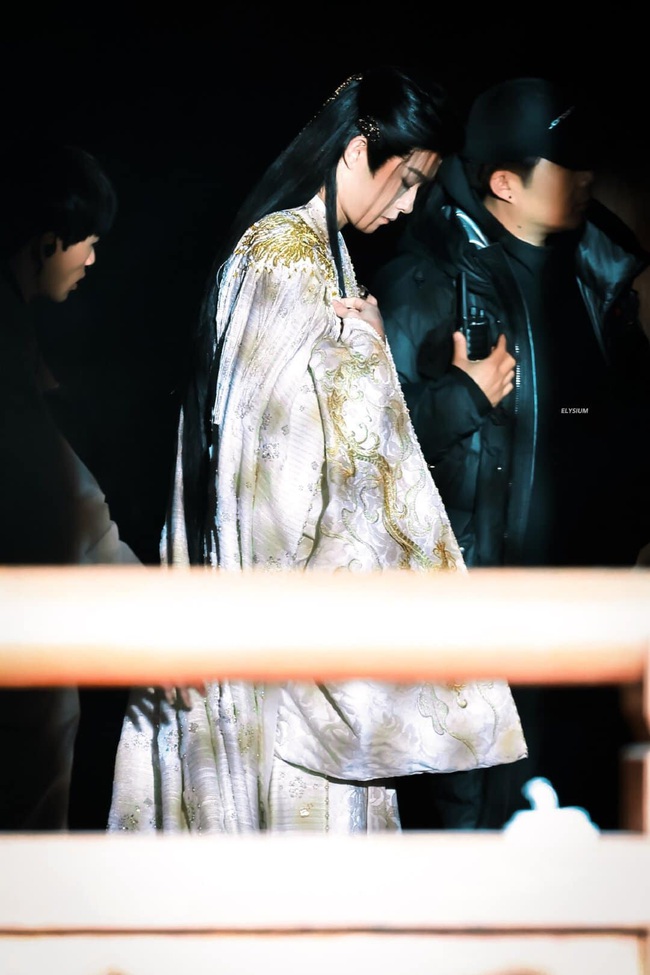 Trang phục của Điền Gia Thụy toát lên vẻ uy quyền, cao quý.