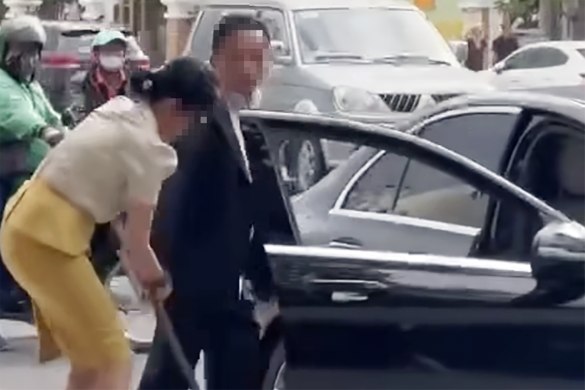 Hình ảnh ông Bình cầm kiếm dọa nữ nhân viên môi trường.