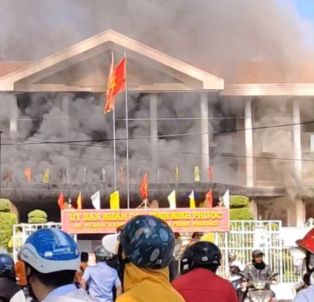 Trưa 13/1, khói lửa dữ dội bốc lên tại khu vực tầng trệt trụ sở UBND tỉnh Bình Phước (quốc lộ 14, phường Tân Phú, thành phố Đồng Xoài) (Ảnh: Tiền phong).