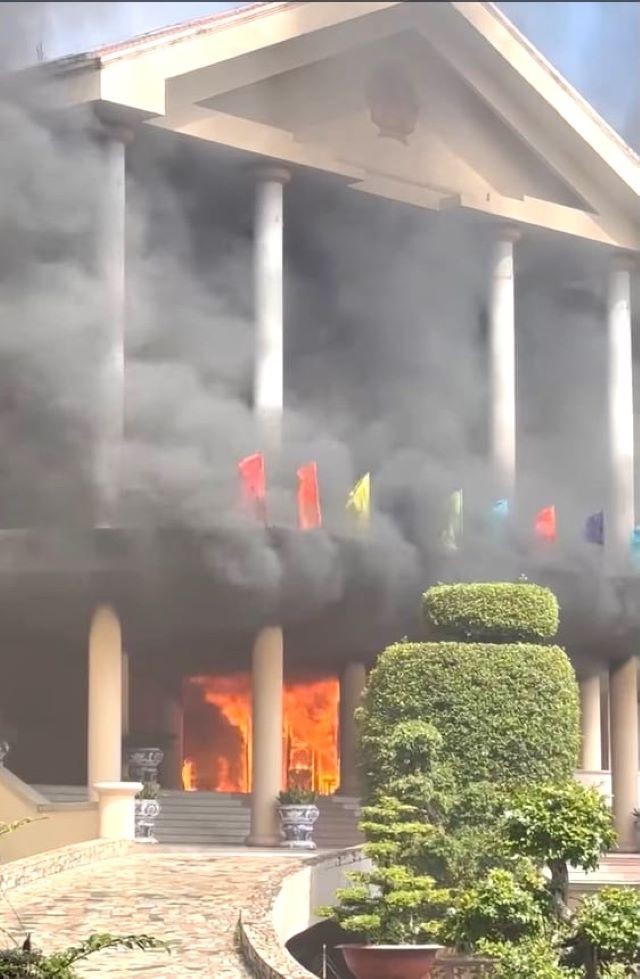 Khu vực cháy xảy ra bên trong Phòng họp A thuộc tầng 1, trụ sở UBND tỉnh, diện tích khoảng 40m2 (Ảnh: Tiền phong).