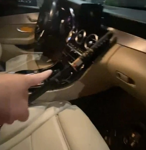 Cơ quan chức năng thu giữ cây kiếm tang vật trên xe của ông Bình. (Ảnh: VOV.VN)