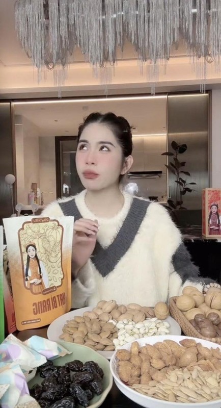 Với sức hút của mình, Hằng Du Mục đã nhanh chóng tạo nên những cơn sốt mua sắm cho sản phẩm Tết, thậm chí còn có những sản phẩm mang hình ảnh của chính cô. Tuy nhiên, một tình huống khá bất ngờ đã xảy ra khi có khách hàng chia sẻ ý định sẽ dùng sản phẩm của Hằng Du Mục để thắp hương trên bàn thờ vào dịp Tết.