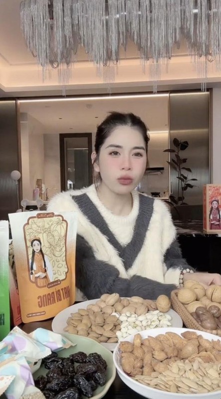 Nhận ra sự trớ trêu, Hằng Du Mục lập tức bày tỏ rằng mong mọi người hãy để sản phẩm có in hình cô vào một góc nhỏ nào đó, thậm chí để xuống chân bàn cũng được chứ cô không mong sẽ 