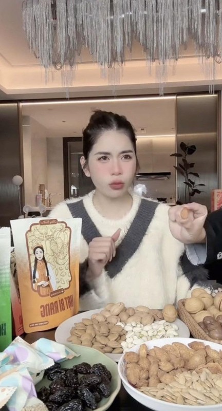 Không khí Tết đã ngập tràn khắp nơi và các buổi livestream bán hàng Tết cũng trở nên sôi động hơn bao giờ hết. Các sản phẩm Tết từ bánh kẹo, mứt Tết đến đồ trang trí đều được rao bán rầm rộ trên các nền tảng mạng xã hội. Trong đó, không thể không kể đến những buổi livestream của 