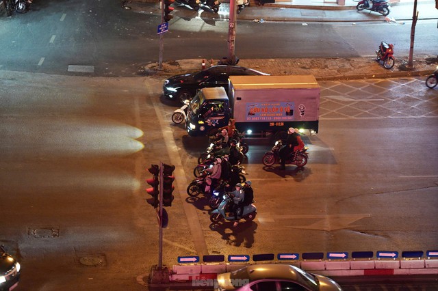 Hình ảnh người dân tuân thủ luật giao thông, dừng đèn đỏ vào tối ngày 12/1 - Ảnh: Tiền Phong