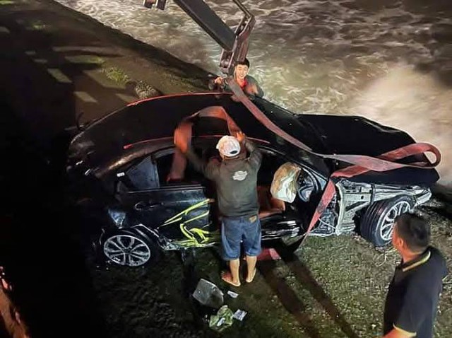 Chiếc ô tô bị hư hỏng nặng sau khi lao xuống biển. Ảnh: Báo Khánh Hòa