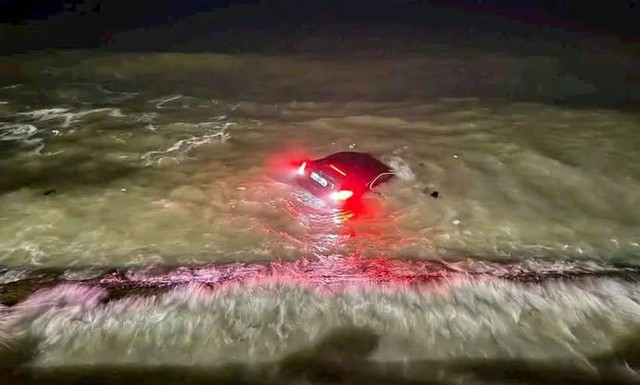 Rạng sáng nay (13/1), người đàn ông lái xe Mercedes biển số TPHCM đi trên đường Điện Biên Phủ, hướng ra biển. Khi đến đoạn giao giữa đường Điện Biên Phủ với Phạm Văn Đồng, xe bất ngờ chao đảo rồi lao xuống biển. Nguồn ảnh: MXH