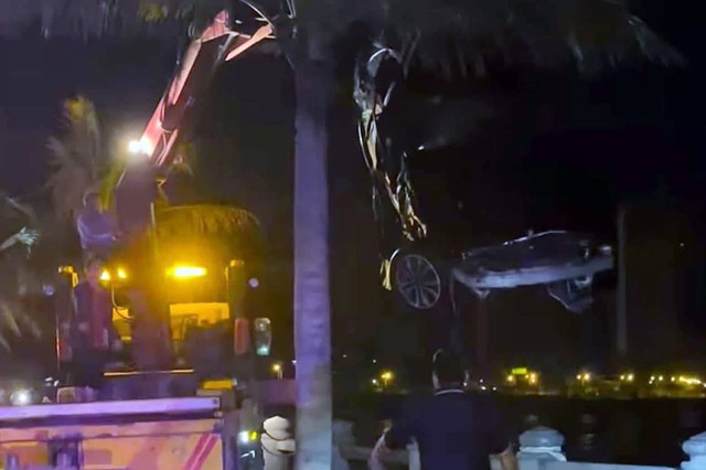 Tại hiện trường, chiếc xe Mercedes liên tục bị sóng biển đánh vào bờ và lực lượng cứu hộ đã được huy động đến hiện trường, tiến hành cẩu phương tiện lên bờ. Ảnh: MXH