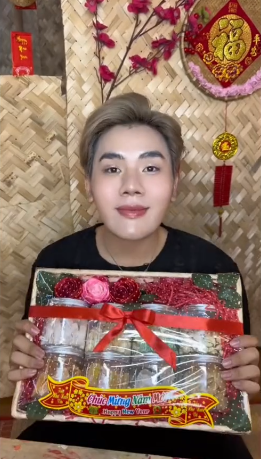 2 giỏ quà Tết của Hồng Phượng được các TikToker review: Giỏ bên trái có giá 450k, giỏ bên phải có giá 350k (Ảnh chụp màn hình)
