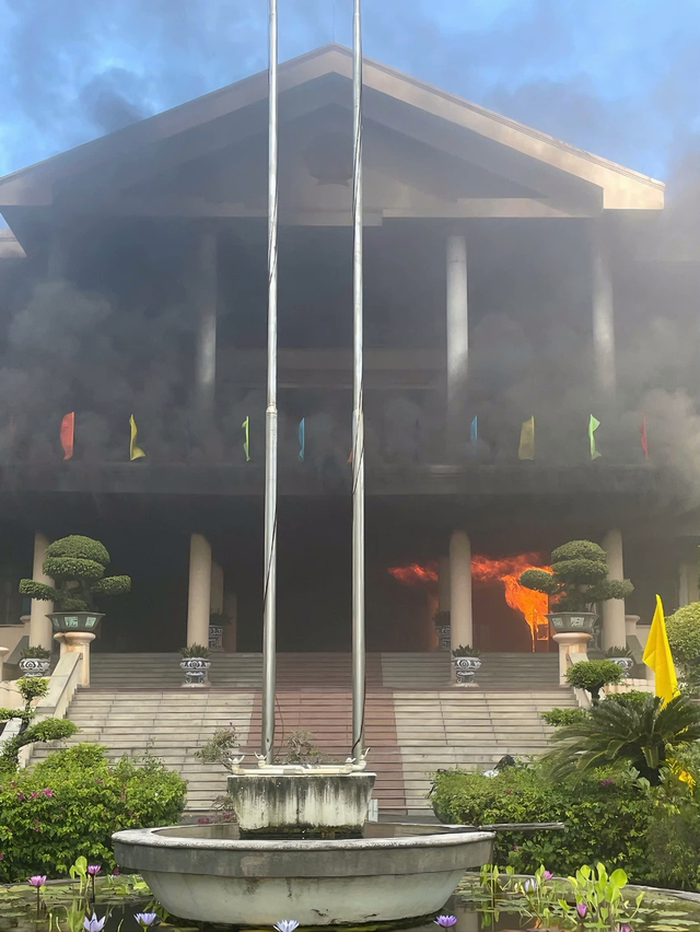 Khoảng 13h40, thông tin trên báo VietNamNet, lãnh đạo UBND tỉnh Bình Phước cho biết, đám cháy đã được khống chế. Theo vị lãnh đạo, khu vực cháy nằm ở dưới sảnh, cạnh lối vào thường dùng tiếp khách với sức chứa vài chục người. Khi sự cố xảy ra, bên trong trụ sở còn vài cán bộ, đã sơ tán nên không có thương vong về người (Ảnh: PL TPHCM).