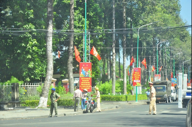 Sau khi nhận tin báo, Phòng PC07 xuất 6 phương tiện cùng 52 cán bộ, chiến sĩ phối hợp cùng lực lượng, phương tiện của Phòng PC08, PK02, Công an TP Đồng Xoài và lực lượng PCCC tại chỗ thực hiện nhiệm vụ chữa cháy (Ảnh: PL TPHCM).