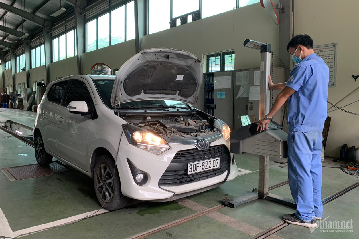 Ô tô cũ sau khi mua bán và lắp biển số định danh mới có cần phải đưa đi đăng kiểm lại hay không đang là câu hỏi được nhiều người thắc mắc. Ảnh: Hoàng Hiệp