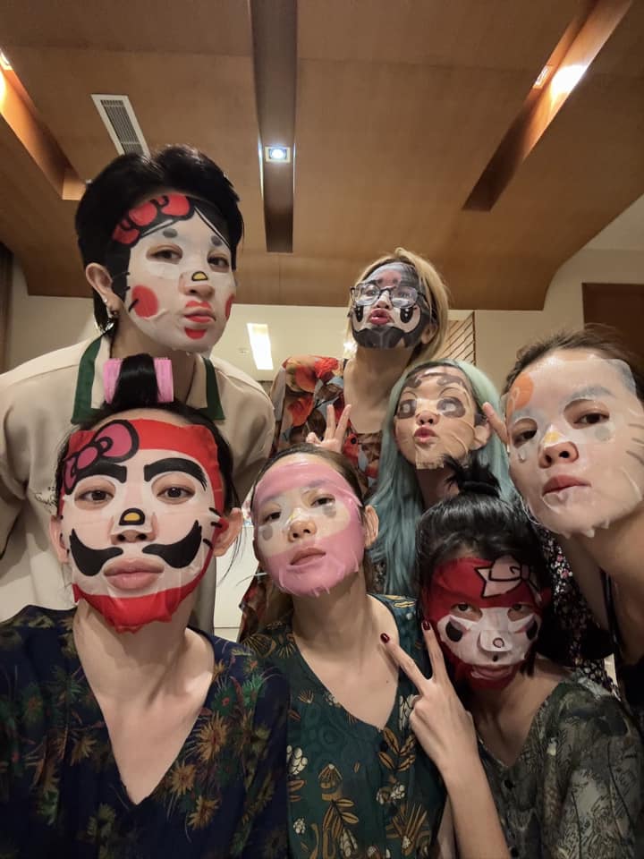 Phạm Quỳnh Anh tiếp tục đăng ảnh các chị đẹp đắp mặt nạ dưỡng da có sự xuất hiện của Gil Lê