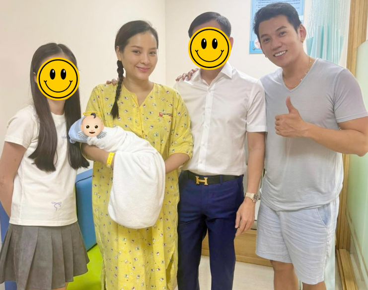 Mới đây, nữ ca sĩ 8x cho biết quá trình sinh con thứ 3 gặp khó khăn khi bị dính vết mổ đẻ cũ