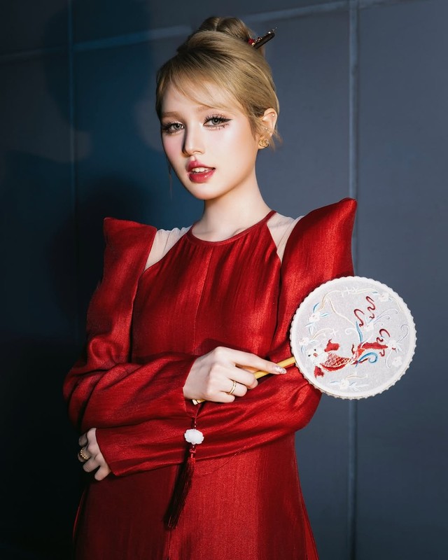 Những khoảnh khắc cả 2 tay trong tay trong sự kiện được chia sẻ trên mạng xã hội khiến 