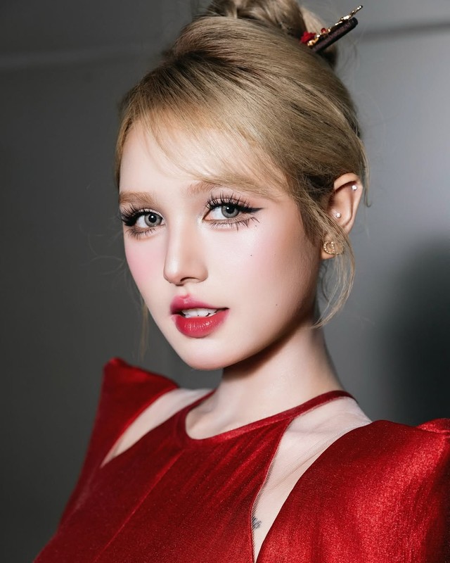 Mới đây, Xoài Non cũng vừa tung loạt ảnh nét căng cô cùng Gil Lê tình bể bình trong trang phục tham dự WeChoice Awards. Cả hai diện thiết kế áo dài màu đỏ tone sur tone.