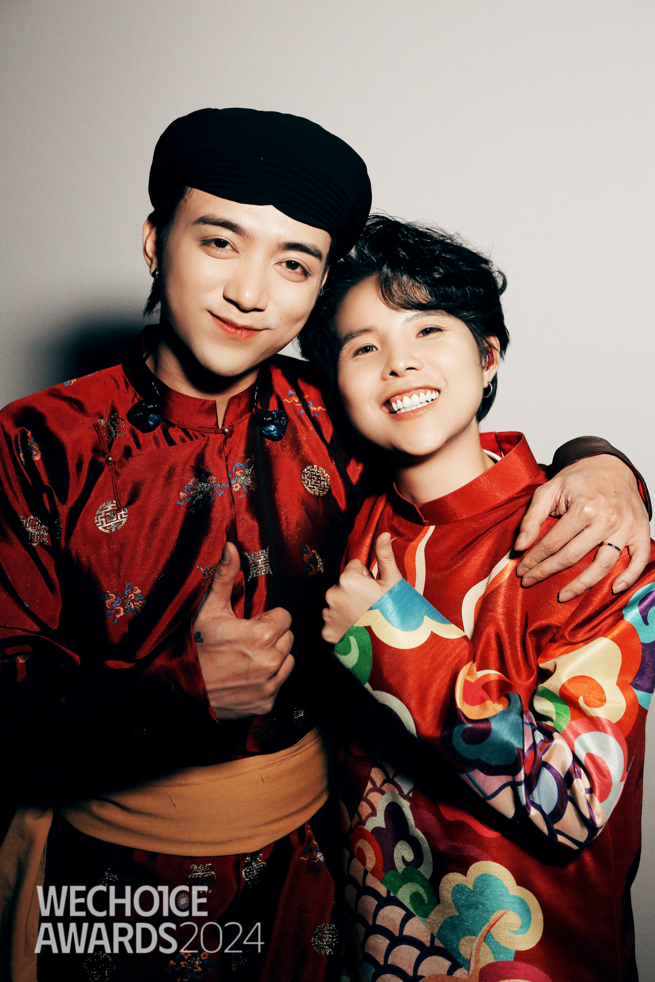 SOOBIN nhờ ekip chụp ảnh cho mình với Vũ Cát Tường