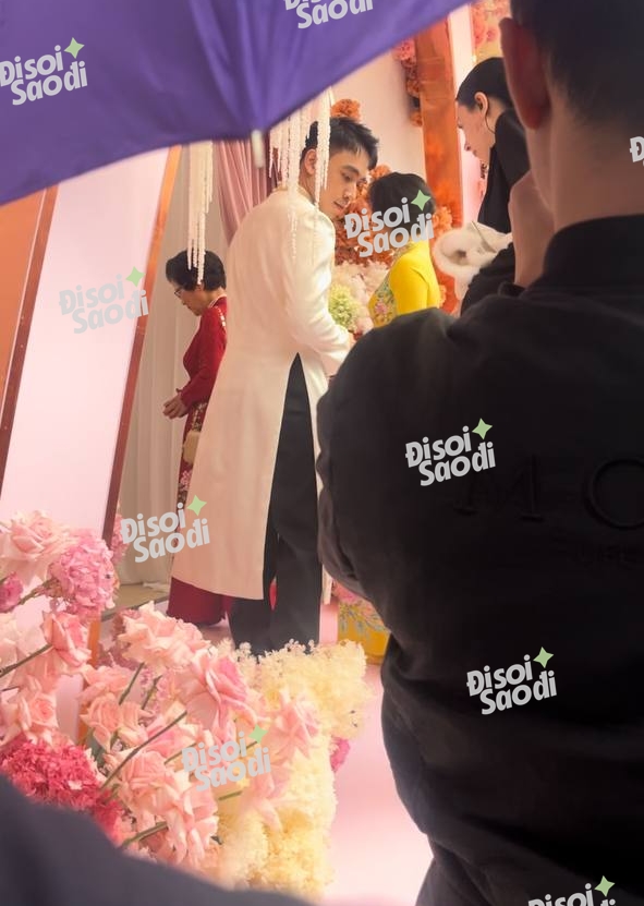 Ở một góc quay khác, cho thấy toàn bộ diện mạo từ phía sau của chú rể.