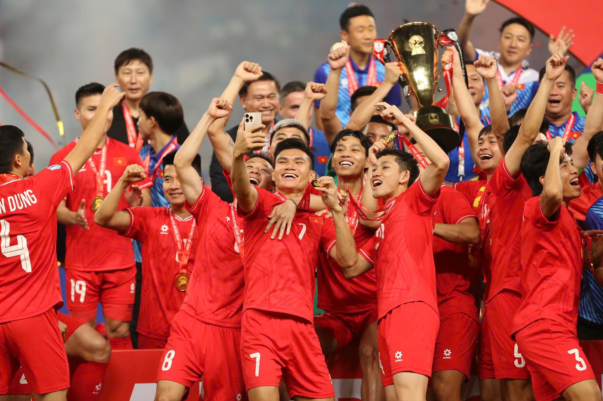 Xuân Mạnh (số 7) cùng tuyển Việt Nam ăn mừng chức vô địch