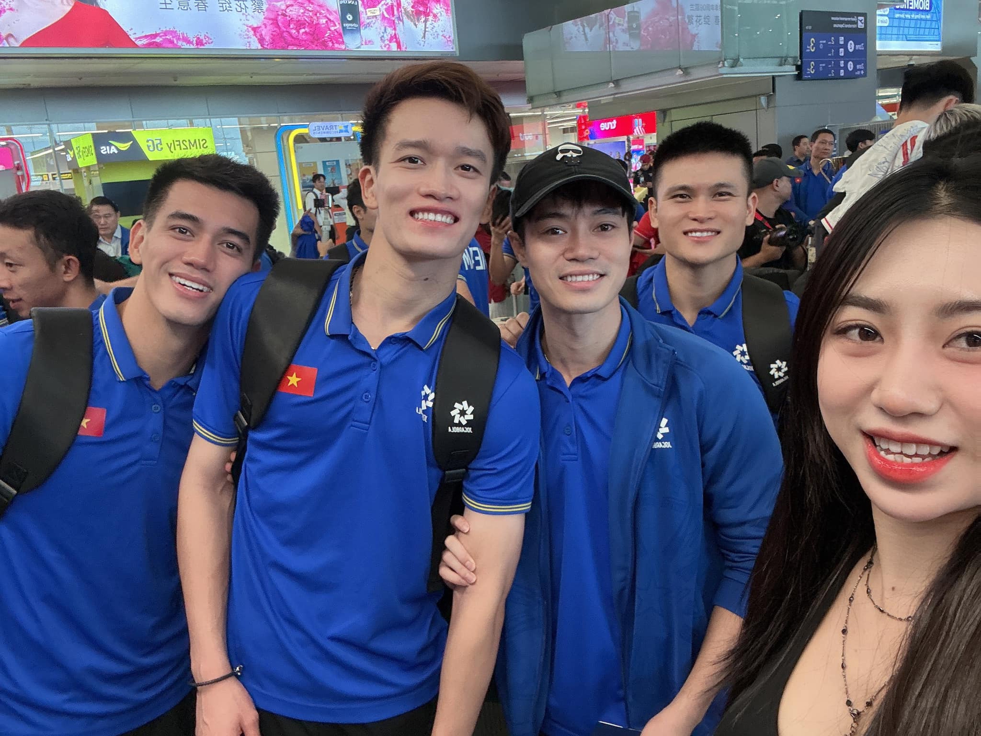 Nguyễn Nụ chụp ảnh cùng dàn tuyển thủ Việt Nam